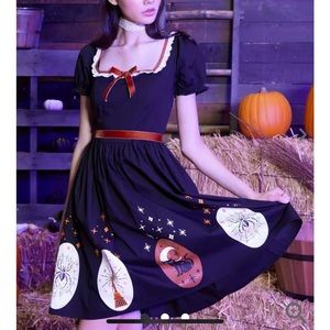 Hot Topic Disney Hocus Pocus dress. ONLY WORN ONCE! Matching velvet ribbon belt